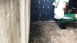 Pompino tra calciatori dopo l'allenamento