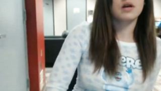 Chica se masturba en biblioteca publica frete a la webcam