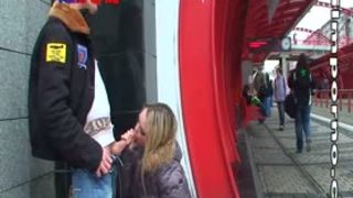 Nechá se hoblovat hned vedle tramvajové zastávky. She gets fucked near tram stop - Film Porno | porno video zdarma