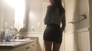 bizarropornos.com - Green Skirt Bare Feet